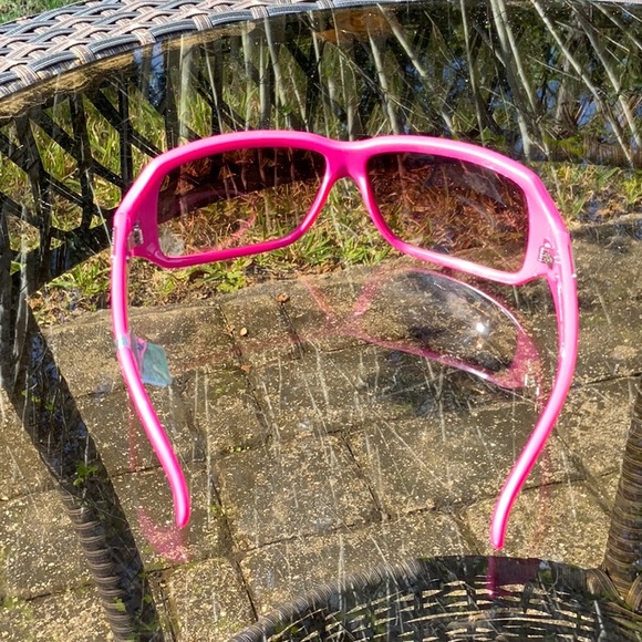 DOLCE & GABANA SUNGLASSES WITH CLEANING CLOTH AND CASE, NEW WITH TAGS - Picture 5 of 8